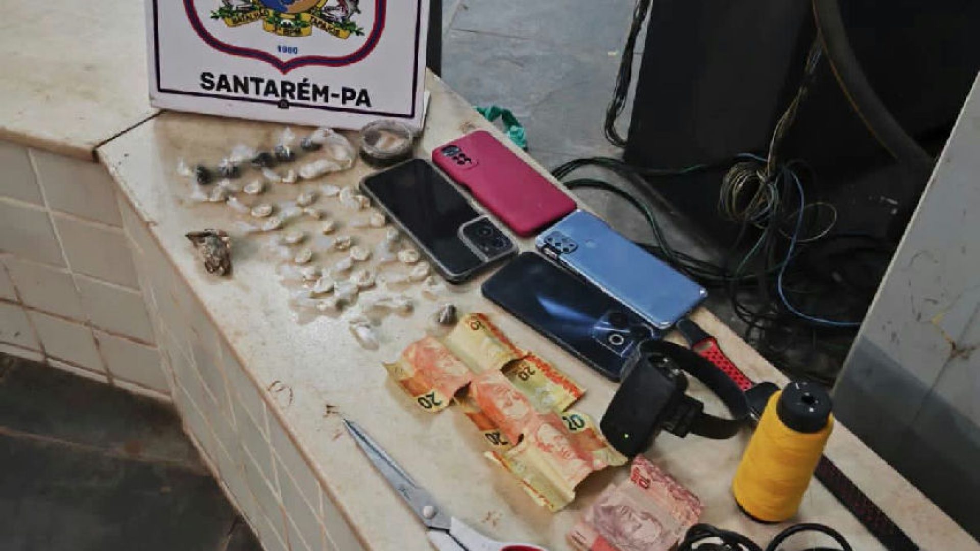 Ação policial em Santarém resulta em apreensão de drogas e condução de casal