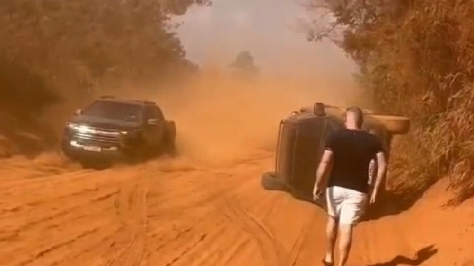 Acidente na Transamazônica: caminhonete capota em trecho de intensa poeira no Pará