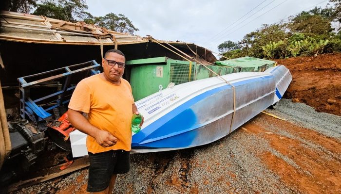 Acidente na Transamazônica: carreta tomba com embarcações e geradores após chuva