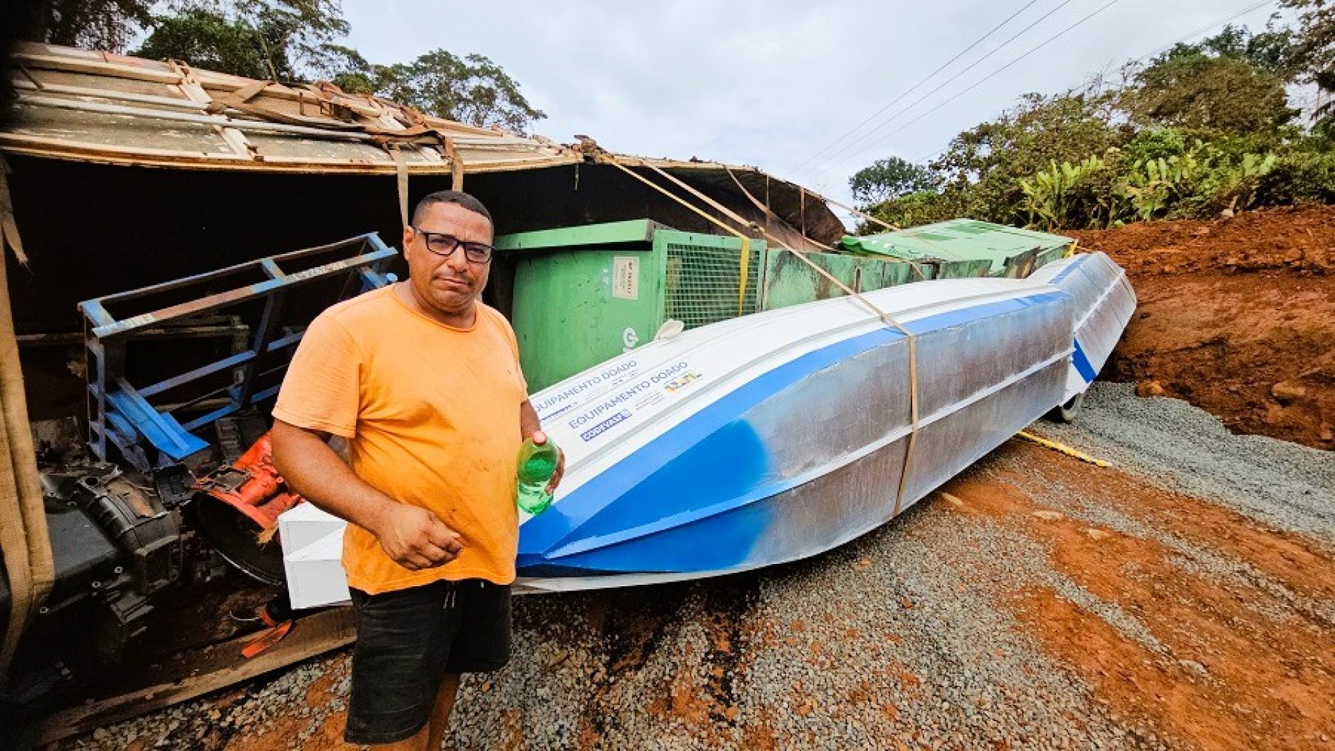 Acidente na Transamazônica: carreta tomba com embarcações e geradores após chuva