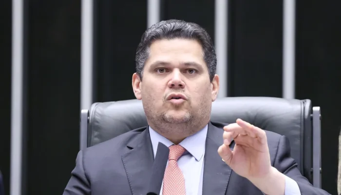 Alcolumbre classifica como anormal volume de pedidos de impeachment contra ministros do STF