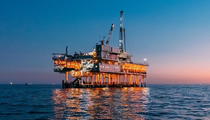 ANP abre consulta sobre regras de queima de gás em plataformas para reduzir emissões.