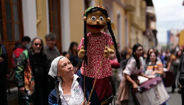 Artistas tomam as ruas de Bogotá contra cortes no orçamento cultural da Colômbia