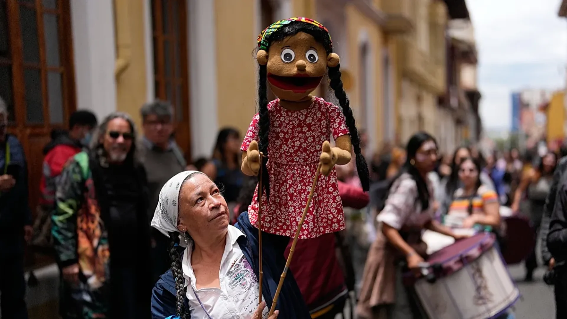 Artistas tomam as ruas de Bogotá contra cortes no orçamento cultural da Colômbia