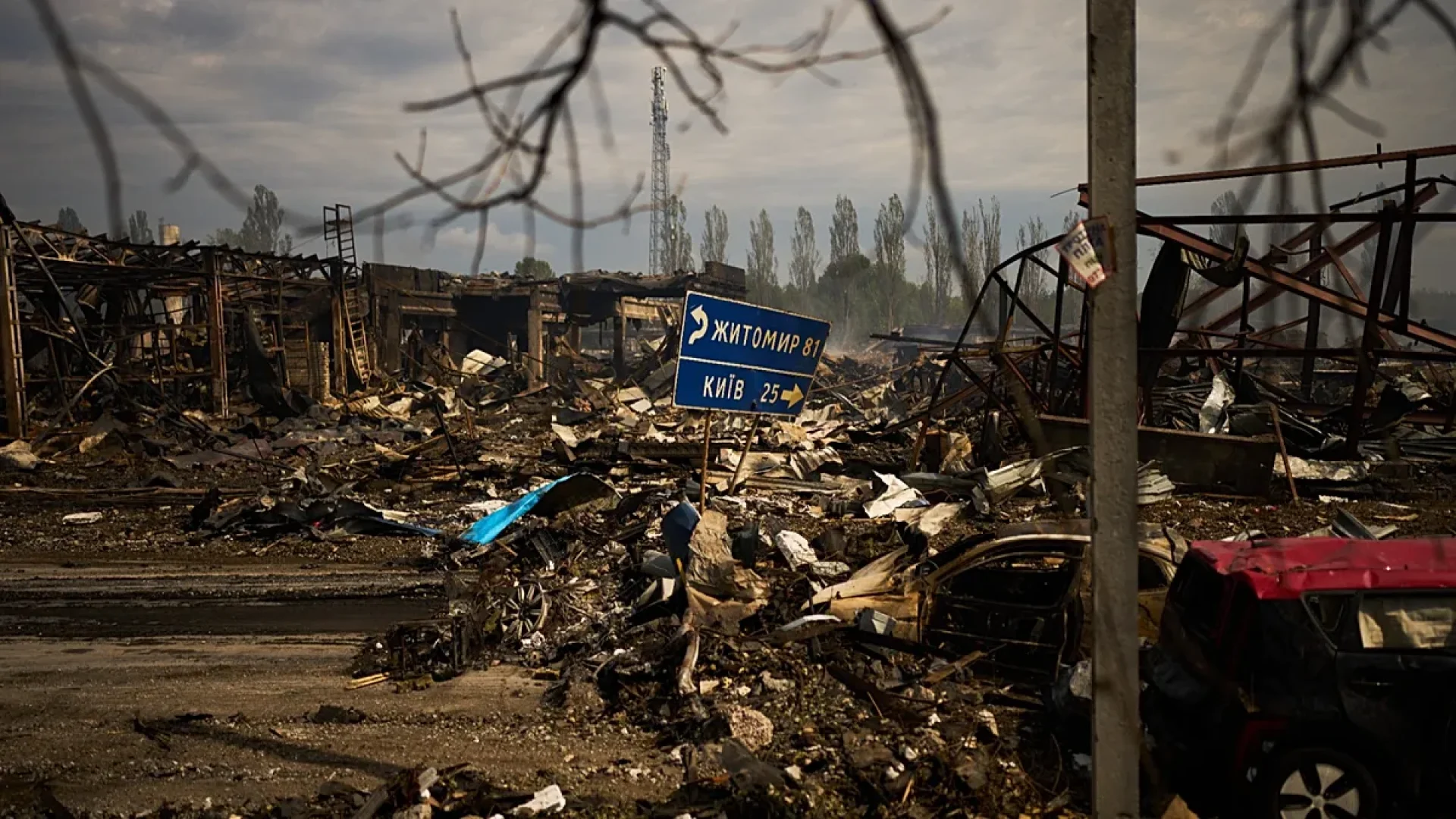 Ataques russos destroem milhões de livros escolares e paralisam logística em Kiev