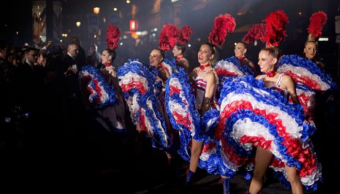 Bailarinas do Moulin Rouge celebram a final do Tour de France com cancan em Paris