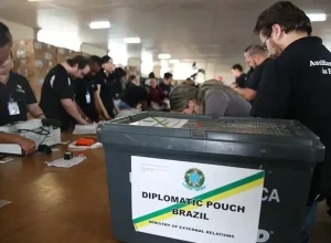 Brasileiros no exterior: quase 1 milhão de eleitores aptos para as próximas eleições