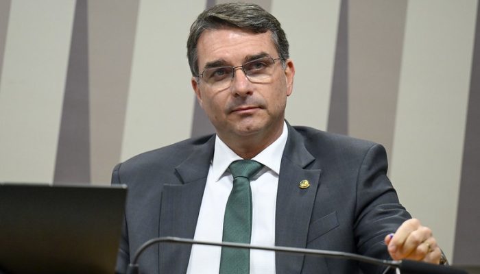 Campanha de Flávio Bolsonaro enfrenta dilema legal com uso da imagem paterna