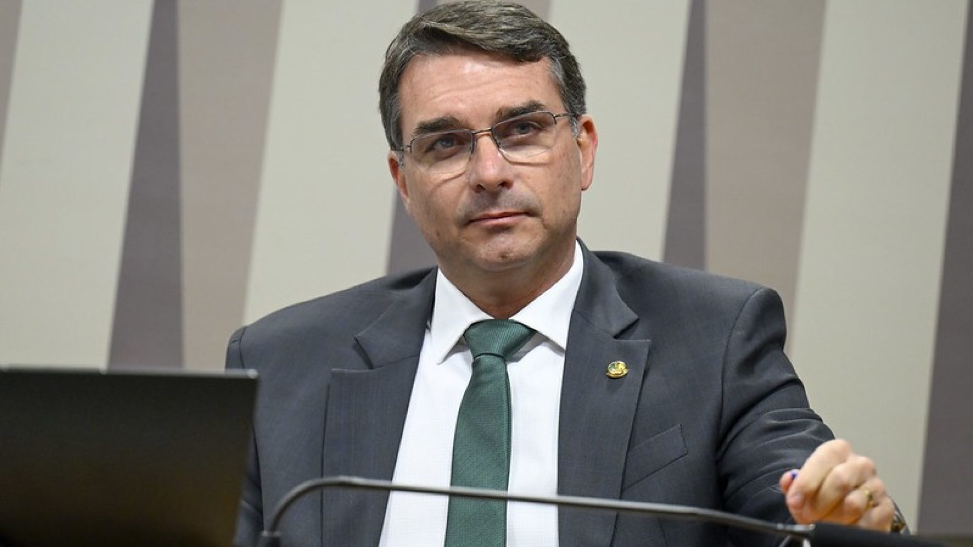 Campanha de Flávio Bolsonaro enfrenta dilema legal com uso da imagem paterna