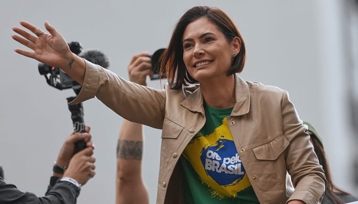 Candidatura de Michelle Bolsonaro ao senado é formalizada em meio a tensões políticas e familiares