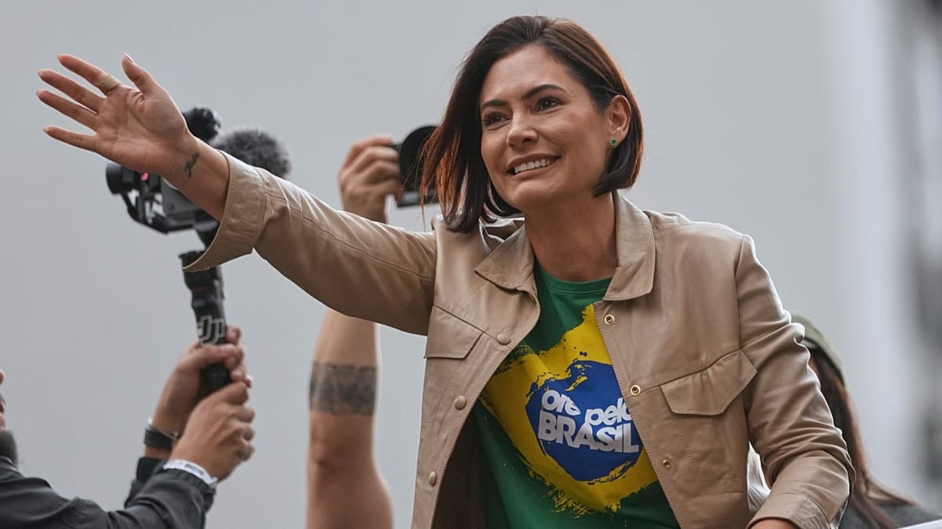 Candidatura de Michelle Bolsonaro ao senado é formalizada em meio a tensões políticas e familiares