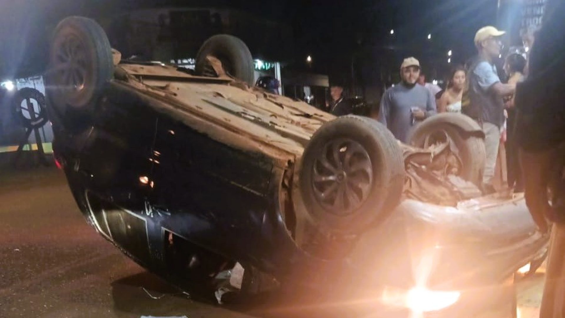 Capotamento de veículo em avenida de Altamira mobiliza moradores e autoridades