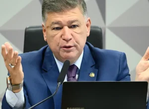 Carlos Viana acusa Senado de blindagem e exige explicações de Davi Alcolumbre