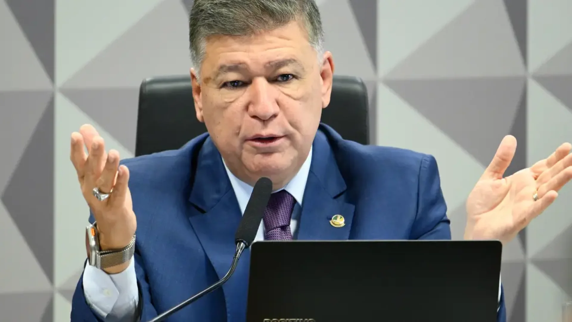 Carlos Viana acusa Senado de blindagem e exige explicações de Davi Alcolumbre