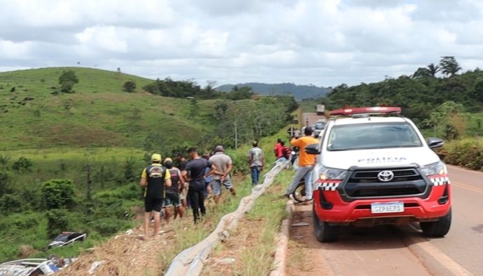 Carreta com frangos tomba na Br-230 em Pacajá e deixa uma vítima fatal