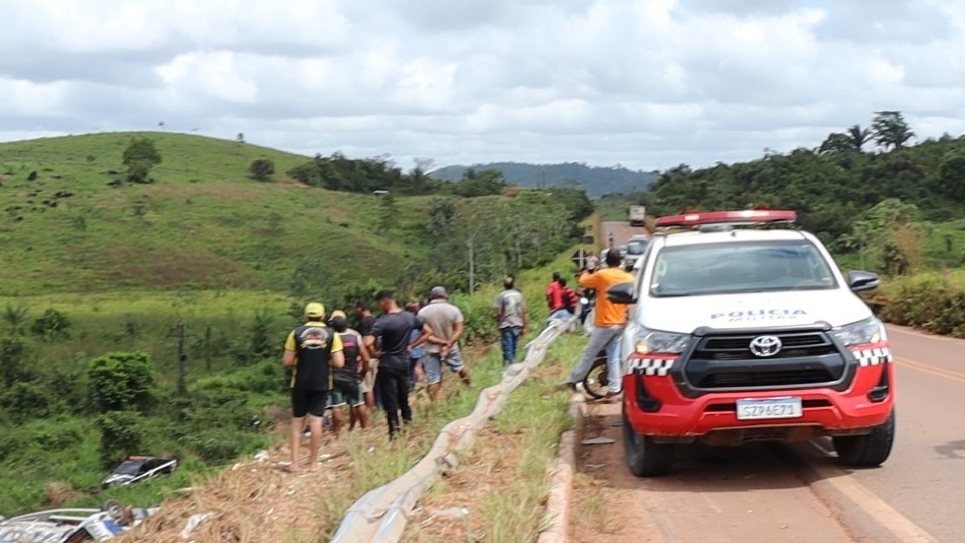 Carreta com frangos tomba na Br-230 em Pacajá e deixa uma vítima fatal