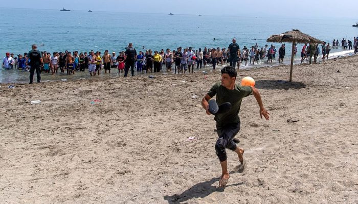 Ceuta: operação policial desmantela acampamento de 4.000 migrantes em praia