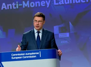 Comissão Europeia aciona Portugal e 17 nações por atraso em diretiva antibranqueamento