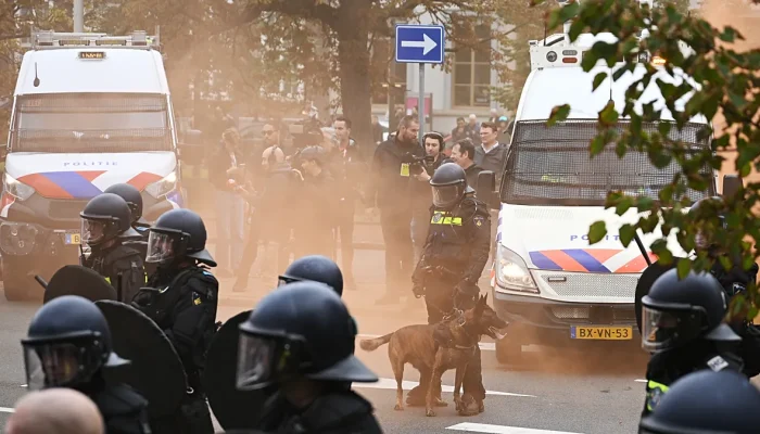 Confronto em Haia: polícia holandesa reage a protesto anti-imigração da extrema-direita