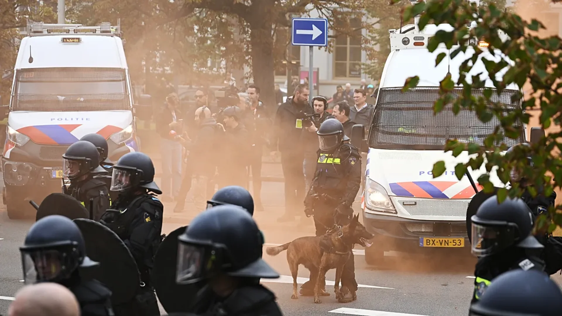 Confronto em Haia: polícia holandesa reage a protesto anti-imigração da extrema-direita
