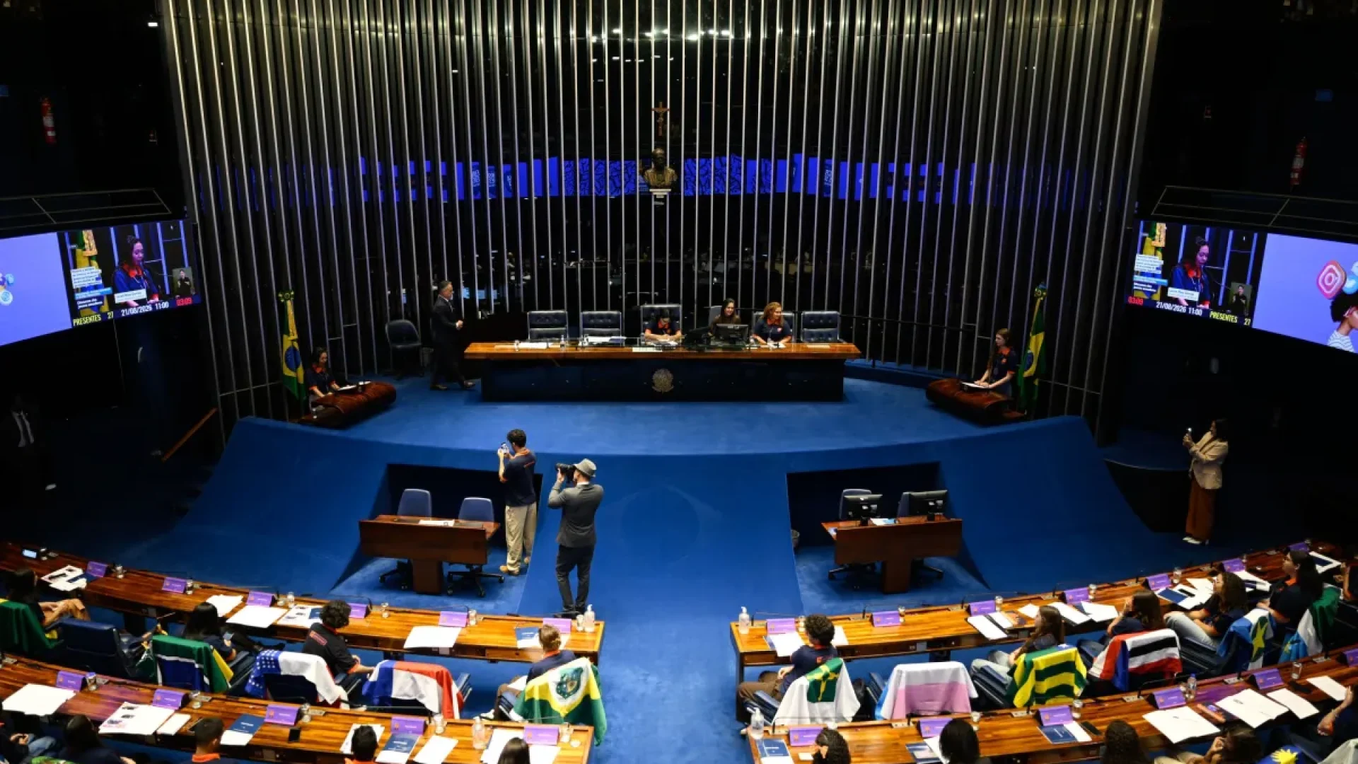 Congresso adia votação da taxa das blusinhas e mantém impasse sobre escala 6x1
