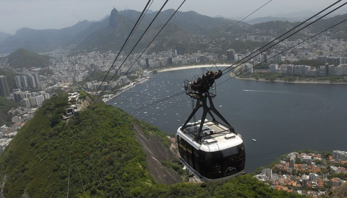 Decisão judicial reitera suspensão de projeto de tirolesa no Pão de Açúcar, exigindo reparação ambiental