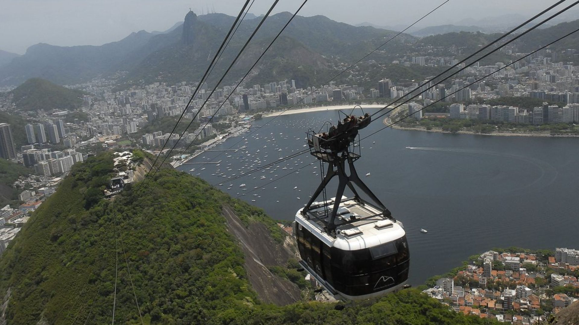 Decisão judicial reitera suspensão de projeto de tirolesa no Pão de Açúcar, exigindo reparação ambiental