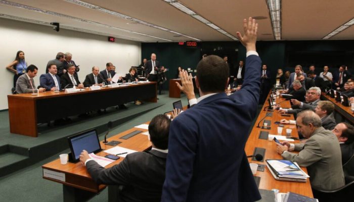 Democracia em xeque: o desequilíbrio entre os poderes e a crise institucional