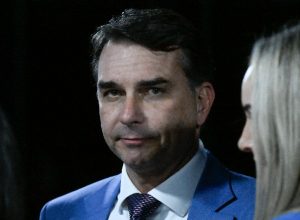 Desafios na articulação de Flávio Bolsonaro com o Centrão e a estratégia de Lula