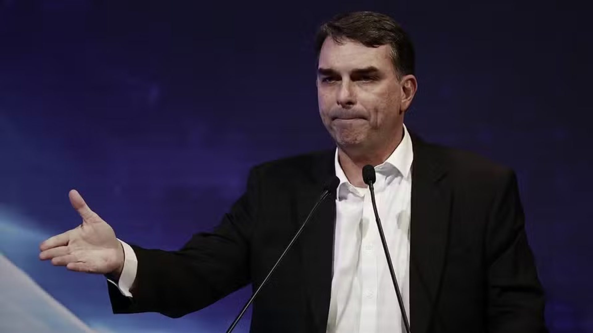 Empresa ligada a Flávio Bolsonaro não opera no endereço registrado na Receita Federal