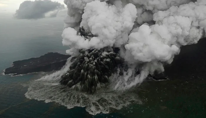Erupção do Anak Krakatau paralisa aeroportos e deixa milhares de passageiros retidos na Indonésia