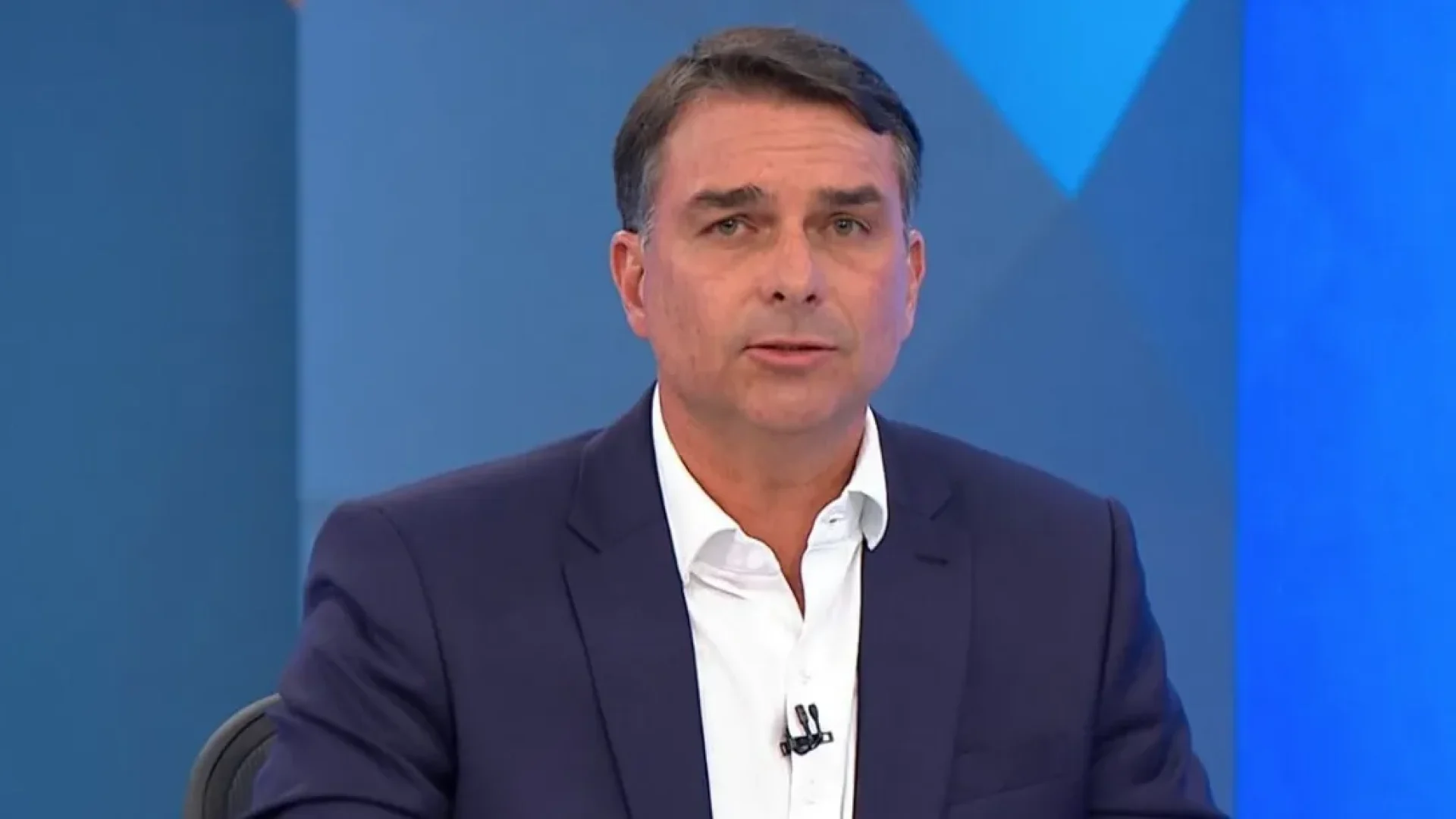 Flávio Bolsonaro classifica condenação do pai como farsa e promete anistia se for eleito