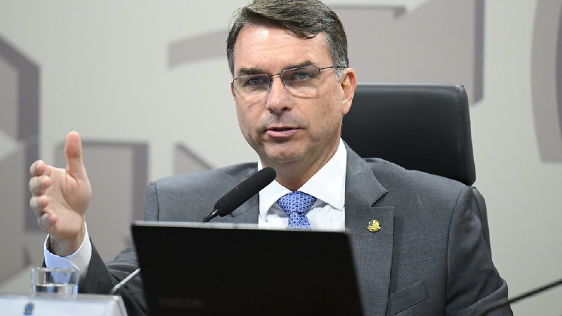 Flávio Bolsonaro confirma sabatina e mantém dúvida sobre debate televisivo