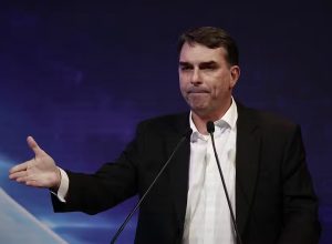 Flávio Bolsonaro: desmentidos, voos e a persistente 'sorte' política
