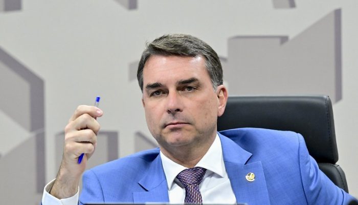 Flávio Bolsonaro enfrenta desafios na campanha após neutralidade do Republicanos