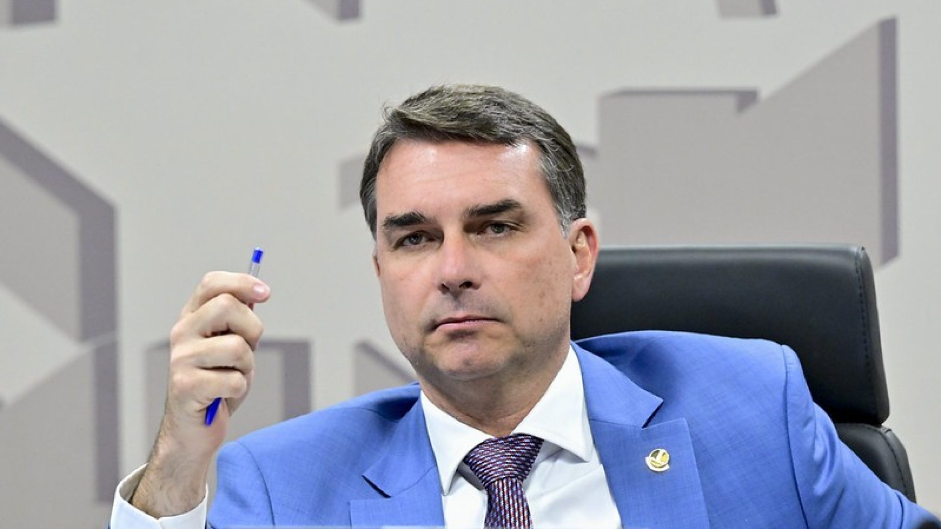 Flávio Bolsonaro enfrenta desafios na campanha após neutralidade do Republicanos