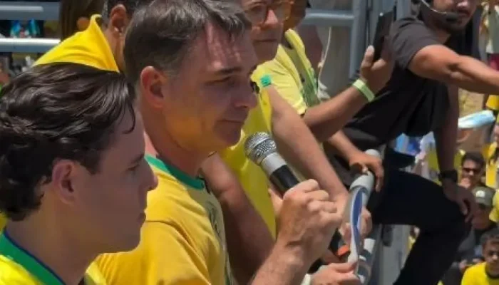 Flávio Bolsonaro intensifica críticas a Lula em evento e o associa a jogos de azar
