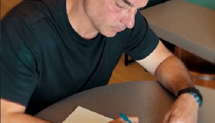 Flávio Bolsonaro lamenta proibição de visita ao pai no Dia dos Pais e divulga carta