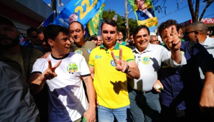 Flávio Bolsonaro reforça papel de Minas Gerais em eleições e detalha propostas