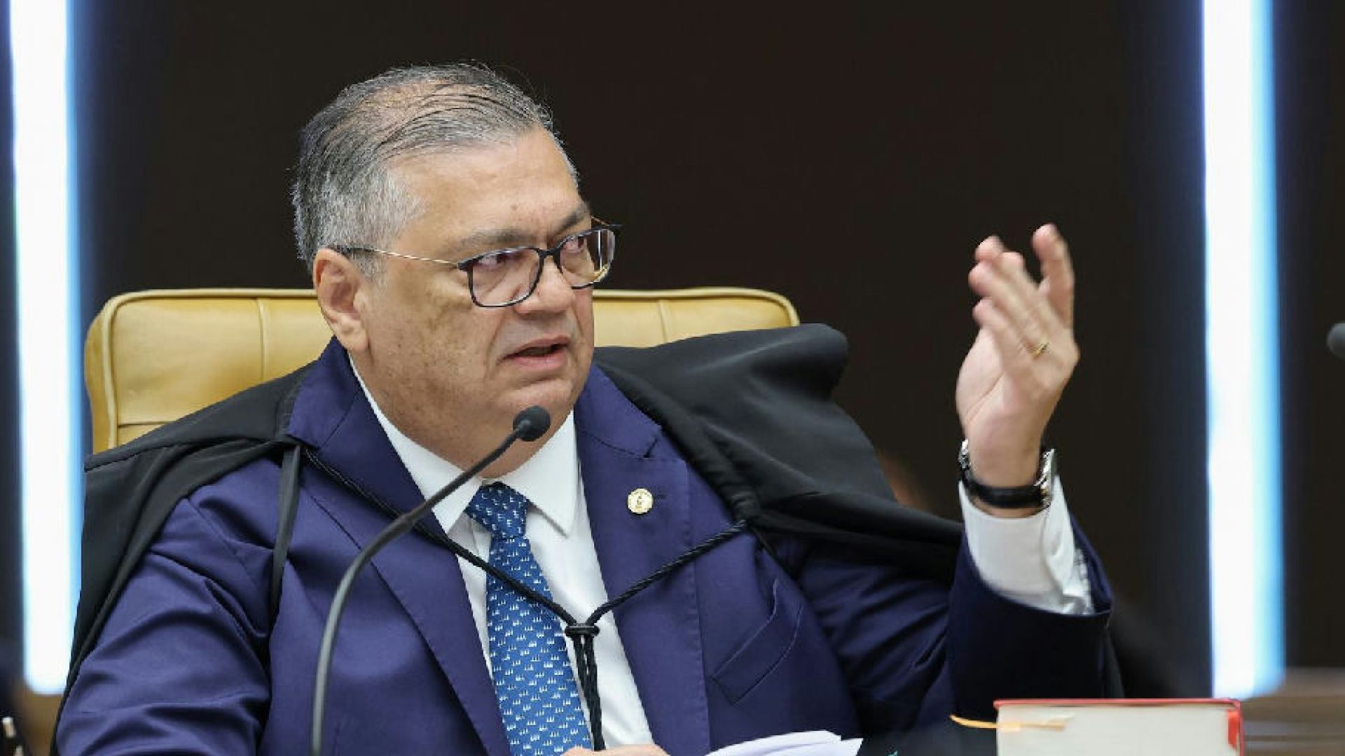 Flávio Dino interrompe julgamento sobre conduta de ministros no Supremo