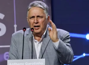 Garotinho refuta boatos sobre desistência e mantém candidatura no Rio