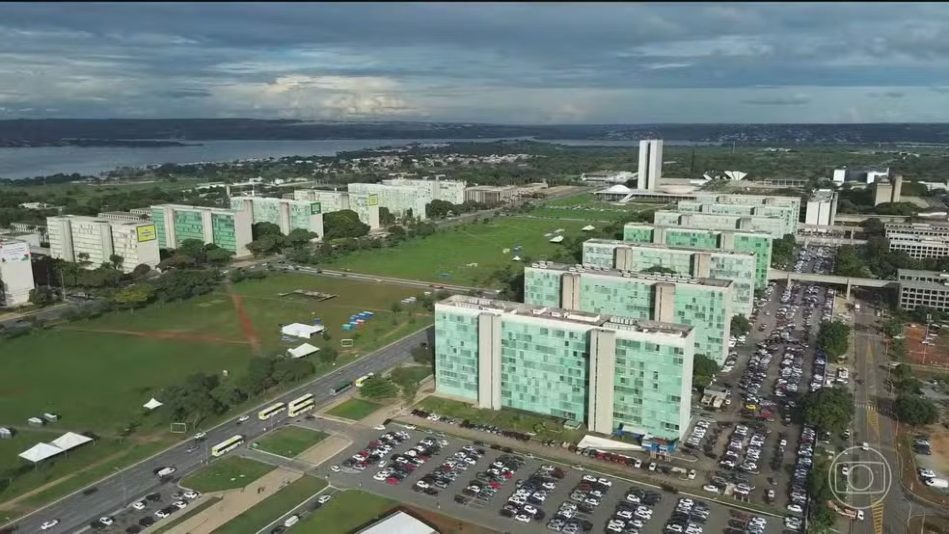 Governo projeta superávit de R$ 18,6 bilhões para 2027 em meio a debates fiscais