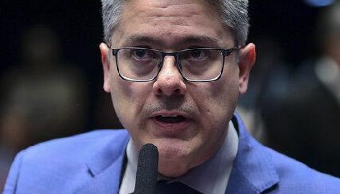 meio de outro senador e dizia: “Avisa para o Alessandro que ele tem que acertar