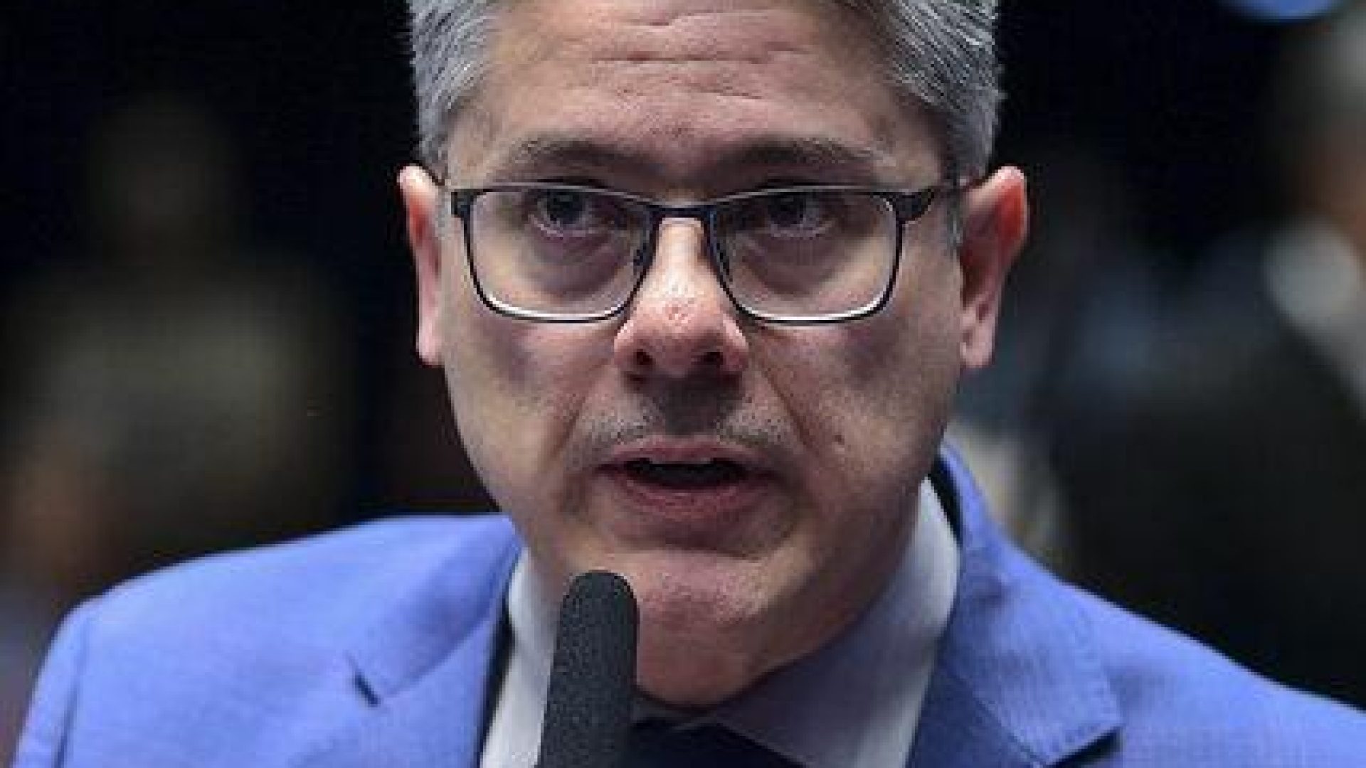 meio de outro senador e dizia: “Avisa para o Alessandro que ele tem que acertar