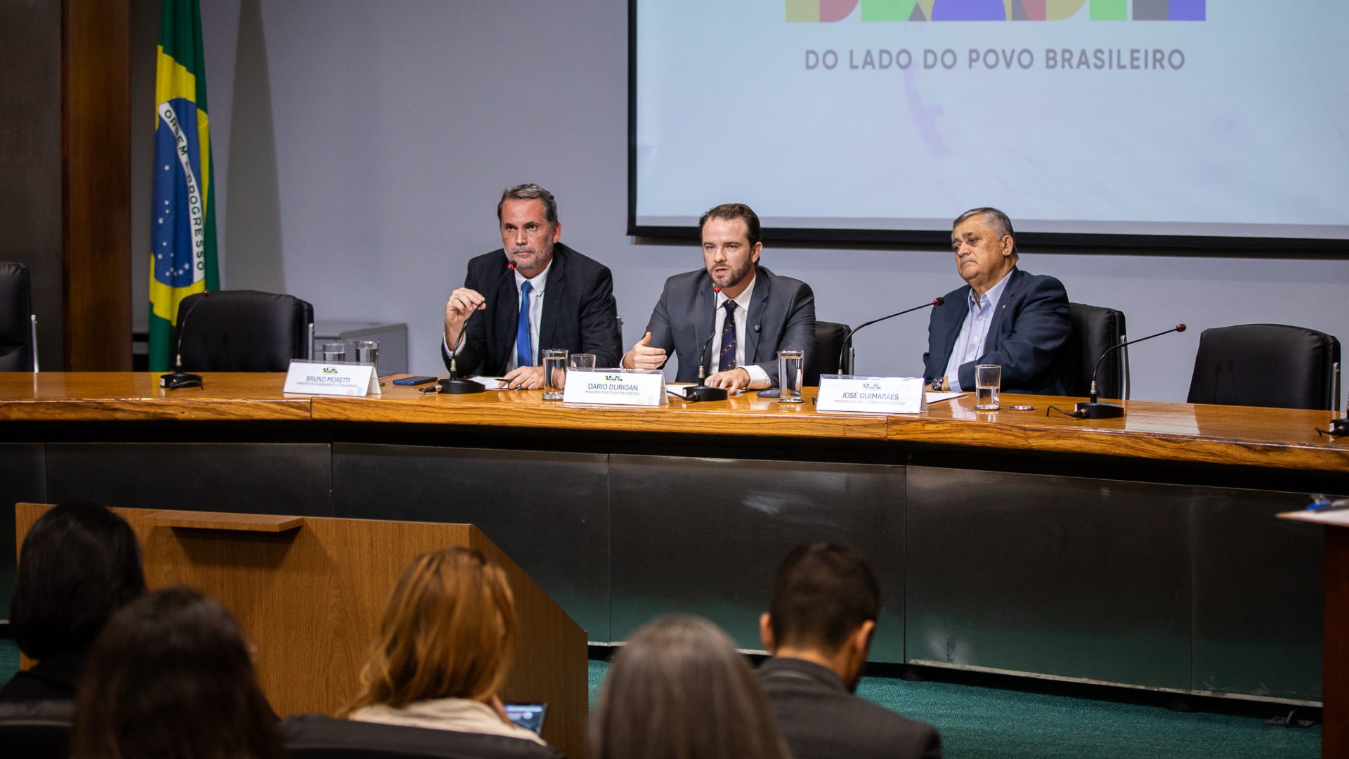 cerca de uma hora e meia, próximo ao horário de fechamento da B3. Na verdade, o