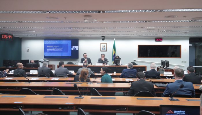 tes) realizou, nesta terça-feira (28), audiência pública sobre o leilão do Tecon