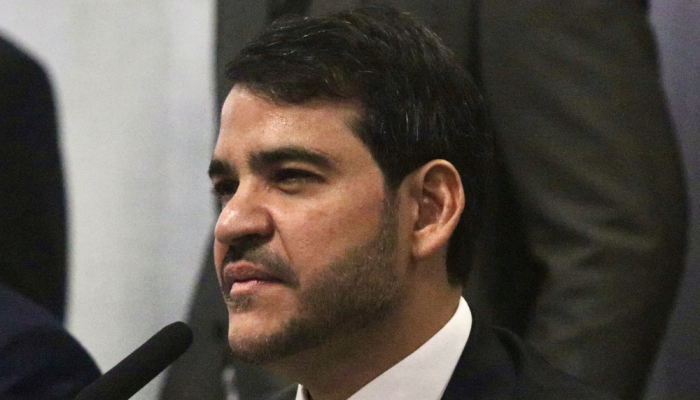 Jorge Messias rebate questionamentos de Flávio Bolsonaro sobre atuação da AGU