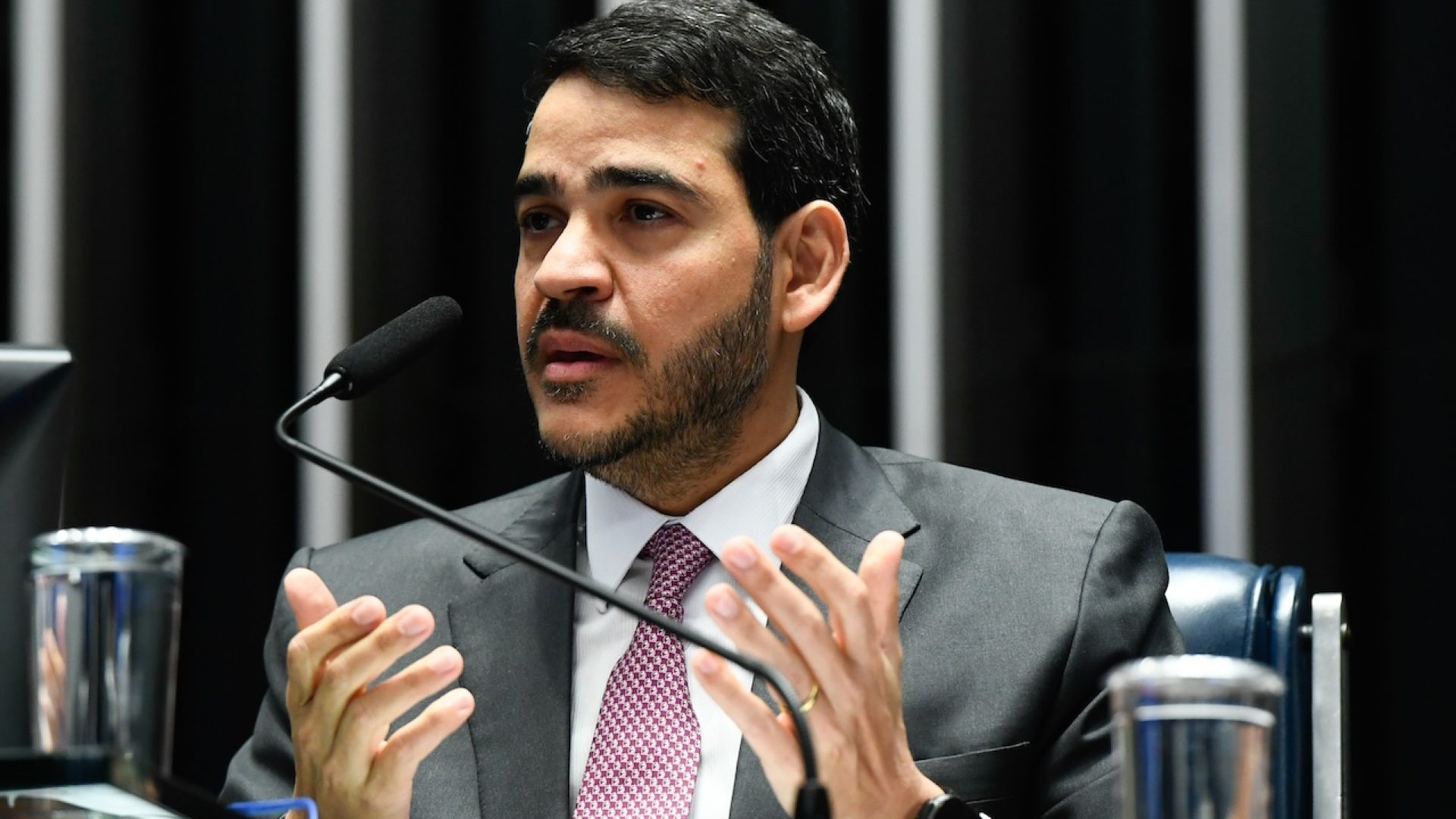 meio das redes sociais, pol&iacute;ticos e autoridades manifestaram-se sobre a d