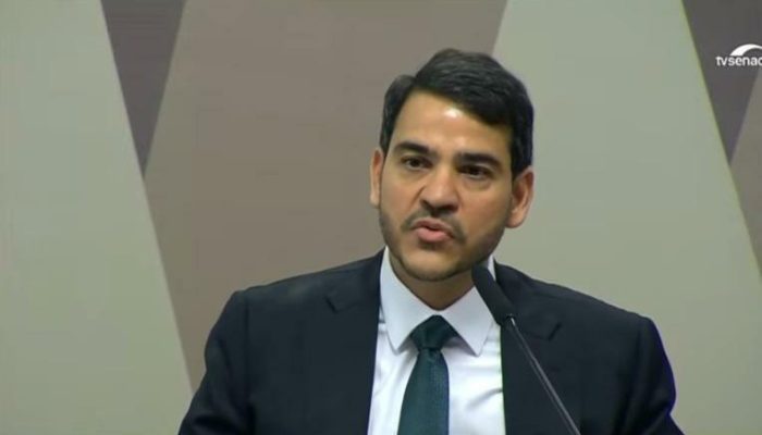 8". A fala acabou sendo captada pelo microfone durante a transmissão da TV Senad