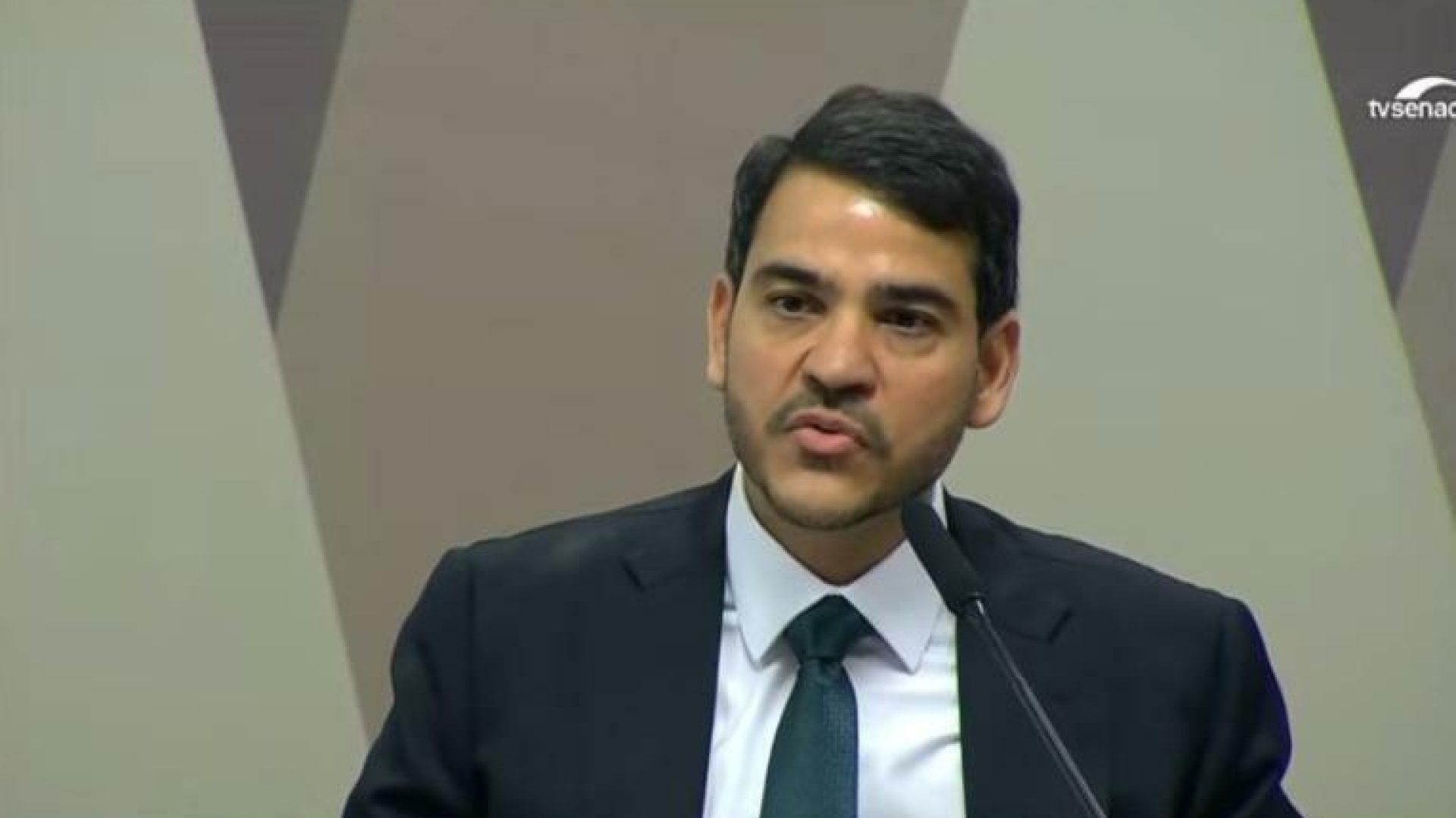 8". A fala acabou sendo captada pelo microfone durante a transmissão da TV Senad